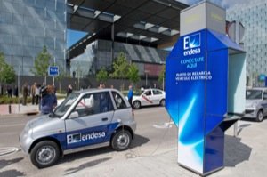 Telefónica y Endesa ponen en marcha la primera cabina que permite la recarga de coches eléctricos